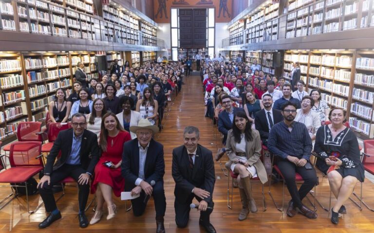 Embajador de EUA charla con estudiantes de UdeG.